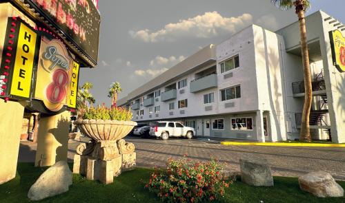 Las Vegas Hotel | Super 8 by Wyndham Las Vegas North Strip/Fremont St. Area