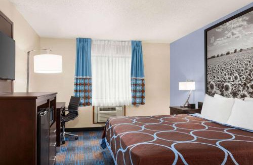 Lenexa Hotel | Super 8 by Wyndham Lenexa Overland Park Area/Mall Area