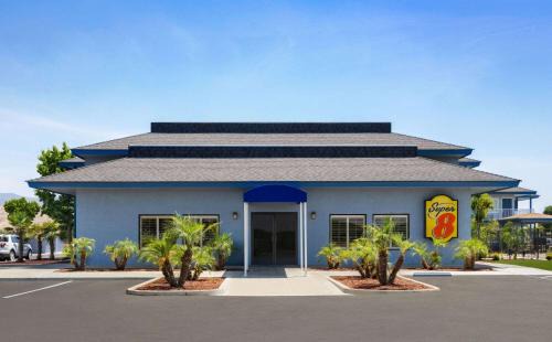 Lindsay Hotel | Super 8 by Wyndham Lindsay Olive Tree