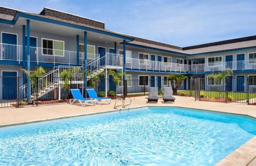 Lindsay Hotel | Super 8 by Wyndham Lindsay Olive Tree