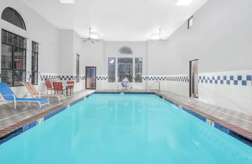 Lowell Hotel | Super 8 by Wyndham Lowell/Bentonville/Rogers Area