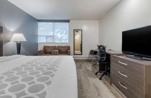 Kingsland Hotel | Super 8 by Wyndham Macleod Trail Calgary