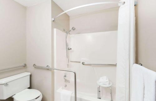 Manhattan Hotel | Super 8 by Wyndham Manhattan KS