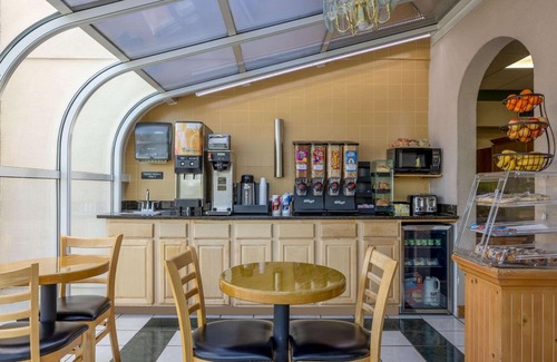 McDonough Hotel | Super 8 by Wyndham McDonough GA
