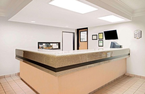 Metropolis Hotel | Super 8 by Wyndham Metropolis