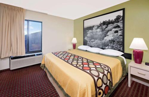 Metropolis Hotel | Super 8 by Wyndham Metropolis