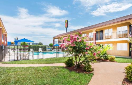 Midwest City Hotel | Super 8 by Wyndham Midwest City OK
