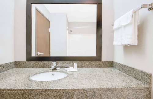Monett Hotel | Super 8 by Wyndham Monett