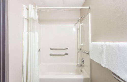 O'Fallon Hotel | Super 8 by Wyndham O'Fallon MO/St. Louis Area