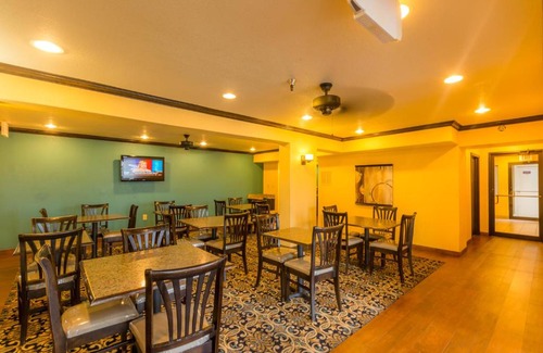 Central Oklahoma City Hotel | Super 8 by Wyndham Oklahoma Airport Fairgrounds West