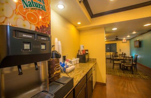 Central Oklahoma City Hotel | Super 8 by Wyndham Oklahoma Airport Fairgrounds West