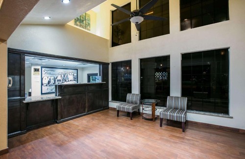 Central Oklahoma City Hotel | Super 8 by Wyndham Oklahoma Airport Fairgrounds West