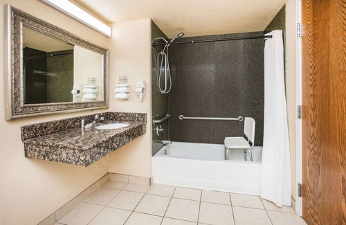 Central Oklahoma City Hotel | Super 8 by Wyndham Oklahoma Airport Fairgrounds West