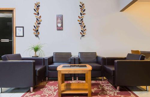 Pella Hotel | Super 8 by Wyndham Pella