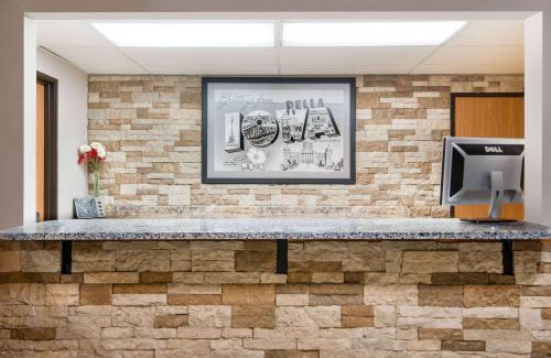 Pella Hotel | Super 8 by Wyndham Pella