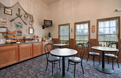 Pella Hotel | Super 8 by Wyndham Pella