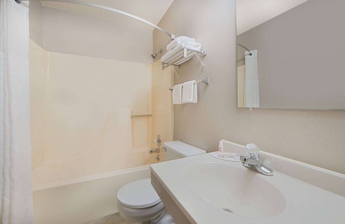 Pella Hotel | Super 8 by Wyndham Pella