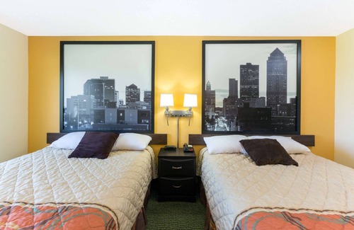 Perry Hotel | Super 8 by Wyndham Perry IA