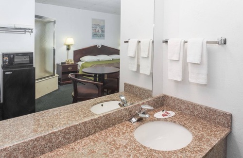 Harbor Village Hotel | Super 8 by Wyndham Pompano Beach