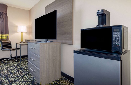 Pratt Hotel | Super 8 by Wyndham Pratt