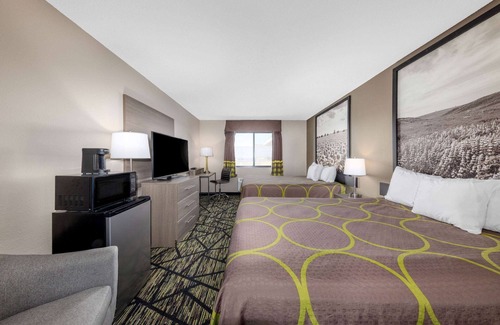 Pratt Hotel | Super 8 by Wyndham Pratt