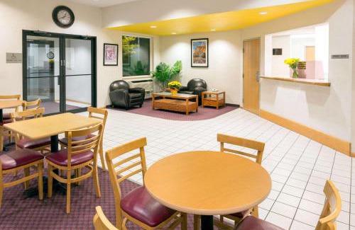 Redmond Hotel | Super 8 by Wyndham Redmond