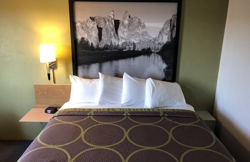 Redmond Hotel | Super 8 by Wyndham Redmond
