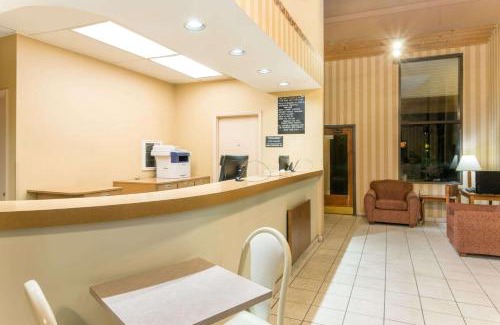 Riviera Beach Hotel | Super 8 by Wyndham Riviera Beach West Palm Beach
