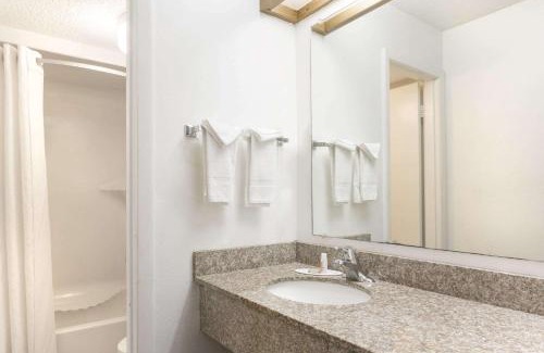 Riviera Beach Hotel | Super 8 by Wyndham Riviera Beach West Palm Beach
