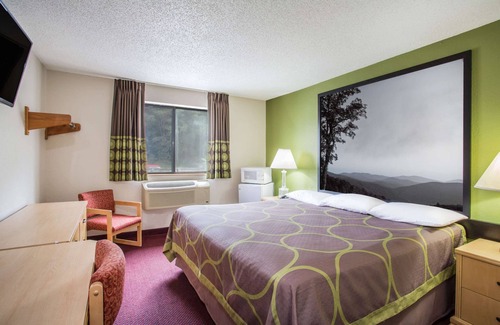 Salem Hotel | Super 8 by Wyndham Salem VA