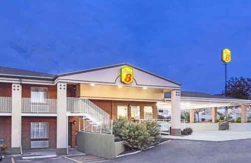 Salina Hotel | Super 8 by Wyndham Salina/Scenic Hills Area