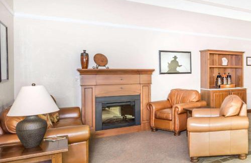 Salina Hotel | Super 8 by Wyndham Salina/Scenic Hills Area