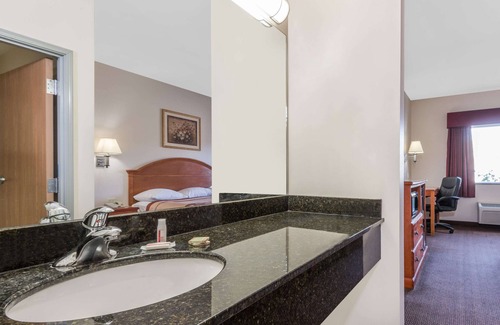 Salina Hotel | Super 8 by Wyndham Salina
