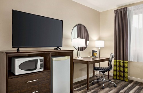 Sarnia Hotel | Super 8 by Wyndham Sarnia ON
