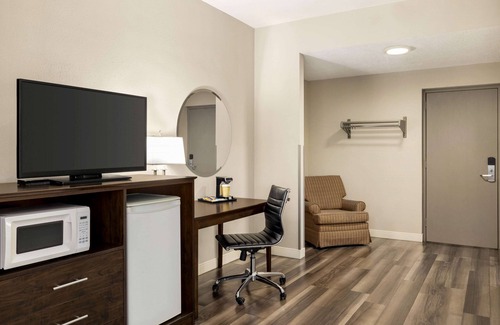 Sarnia Hotel | Super 8 by Wyndham Sarnia ON