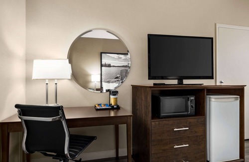 Sarnia Hotel | Super 8 by Wyndham Sarnia ON