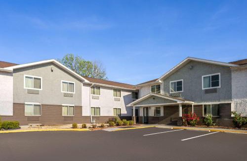 South Boston Hotel | Super 8 by Wyndham South Boston VA