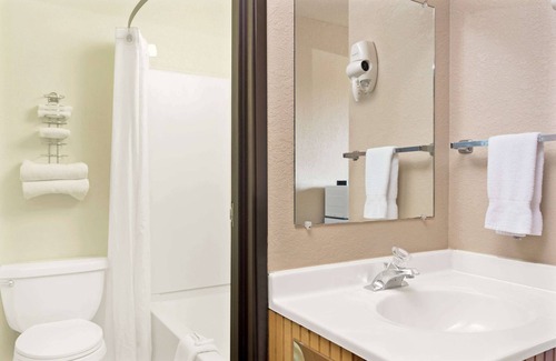 Spokane Hotel | Super 8 by Wyndham Spokane/West