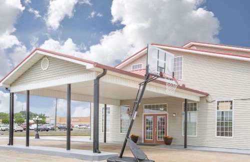 Talladega Hotel | Super 8 by Wyndham Talladega AL