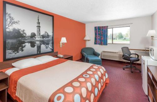 Washington Hotel | Super 8 by Wyndham Washington/Peoria Area