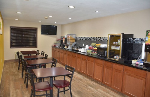 Webster City Hotel | Super 8 by Wyndham Webster City IA