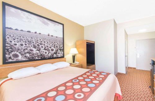 Wichita Hotel | Super 8 by Wyndham Wichita South