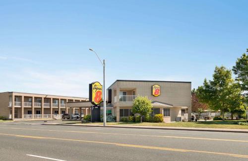 Windsor Hotel | Super 8 by Wyndham Windsor/Dougall