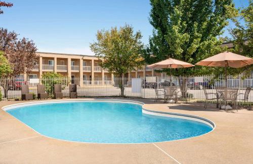 Windsor Hotel | Super 8 by Wyndham Windsor/Dougall