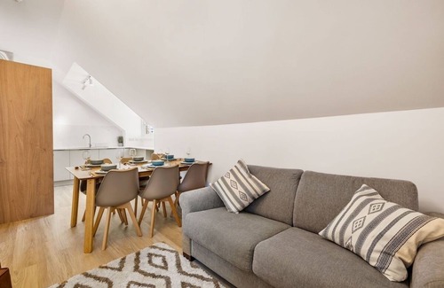 Seafront House | Super Central Flat in Brighton Sleeps 6 with WiFi by PureStay