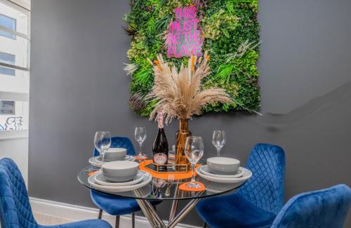 Montpelier Apartment | Super Central 2 Bedroom Aarptment Next to Brighton Beach & Shopping Center Sleep 6