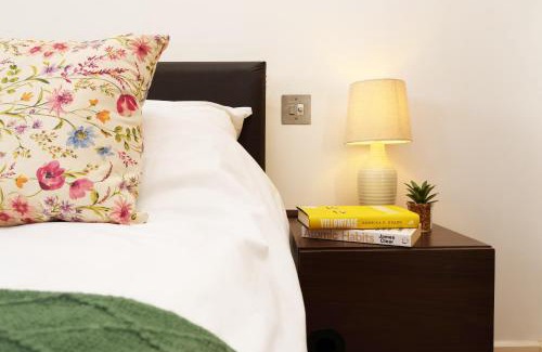Cardiff City Centre Apartment | Super Central-Quiet-Parking-By FabAccommodation