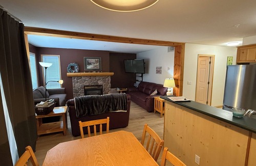 East Kootenay Condo | Super Clean Amazing Fireplace Ski-in Condo On Hill With Private Hot Tub & BBQ