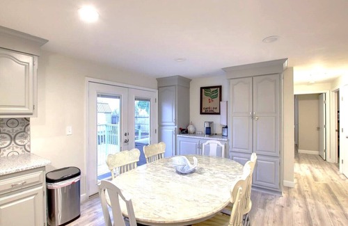 Green Bay House | Super close to Lambeau! 4 minute walk to the stadium district! 2 bedroom home.