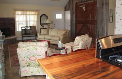 Cottonwood Falls House | Super Comfy and Quiet . . . Newly Built 2 Bedroom, 2 Bath Guesthouse